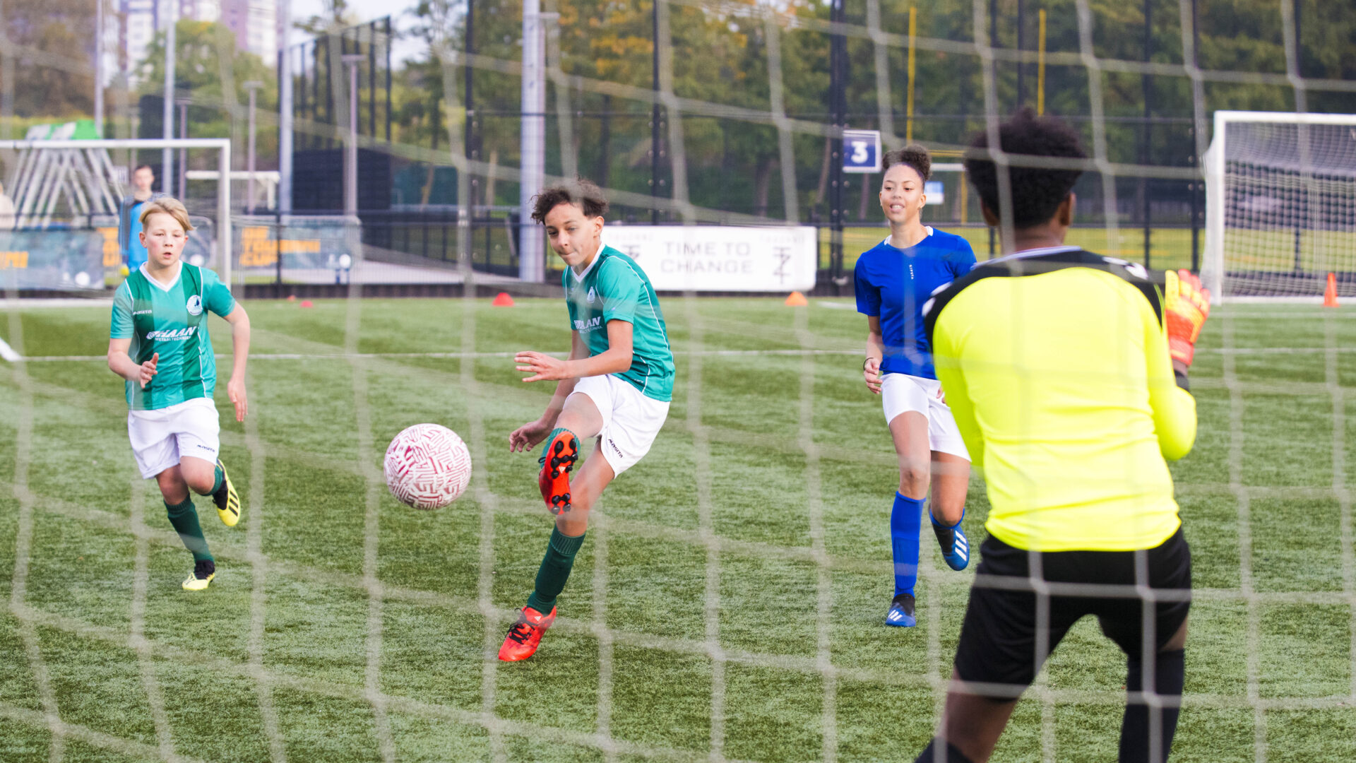 Bleib am Ball — Still 3